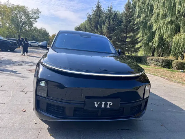 Li Auto L8 — Фото автомобиля 2