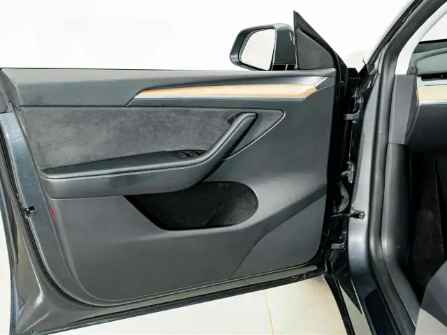 Tesla Model Y — Фото автомобиля 17