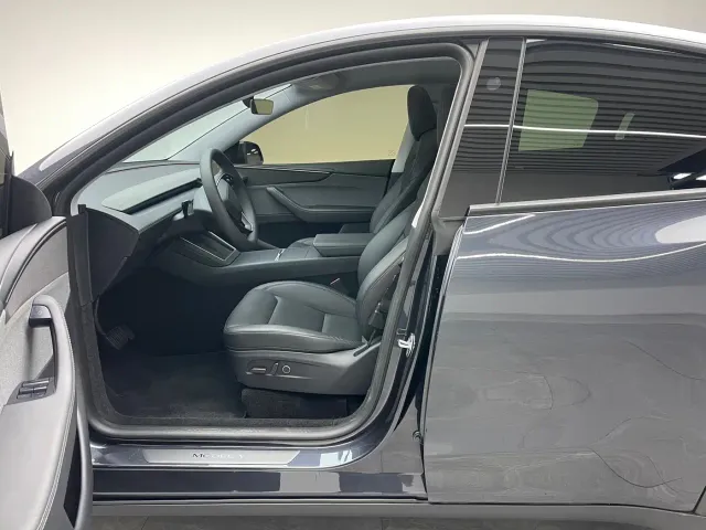 Tesla Model Y — Фото автомобиля 16
