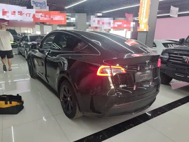 Tesla Model Y — Фото автомобиля 4