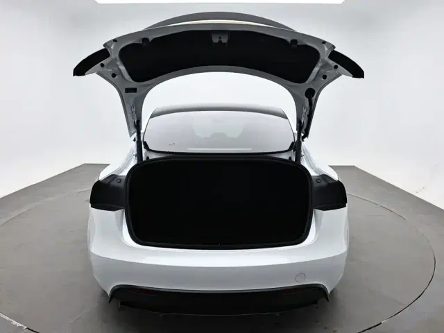 Tesla Model 3 — Фото автомобиля 8