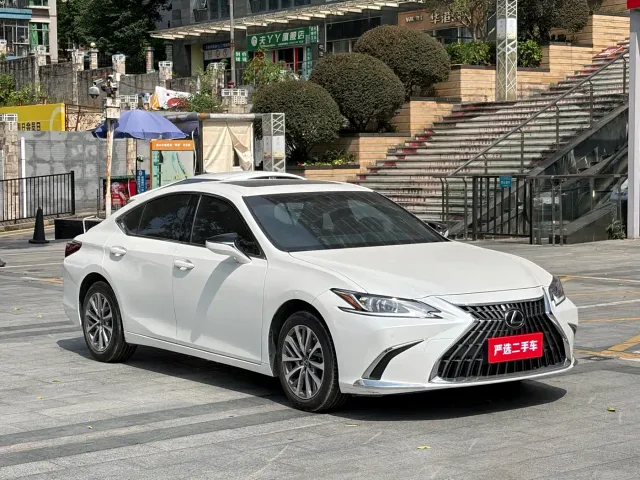 Lexus ES — Фото автомобиля 3