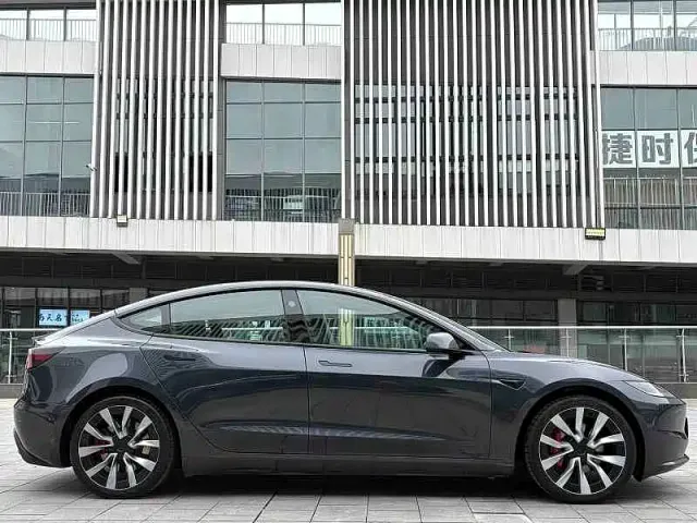 Tesla Model 3 — Фото автомобиля 9