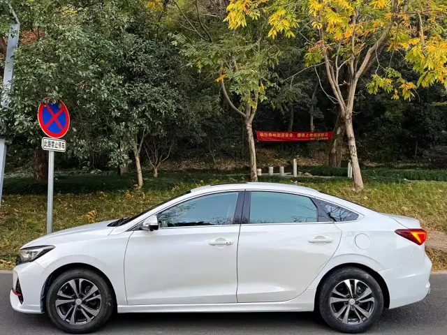 Changan Eado — Фото автомобиля 4