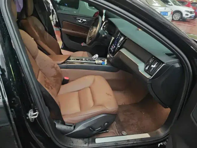 Volvo S60 — Фото автомобиля 8