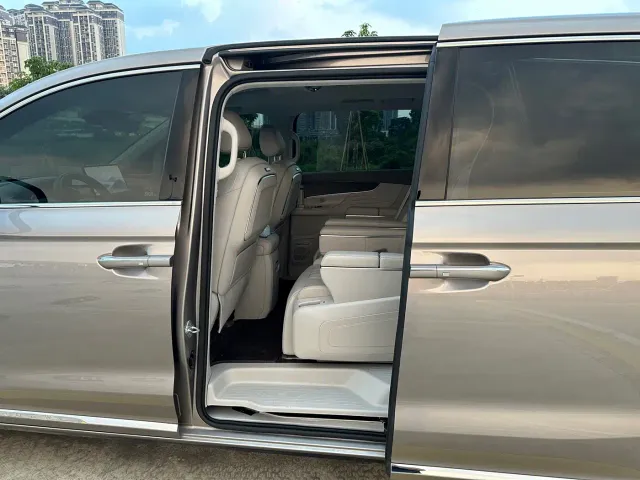 Roewe iMAX8 — Фото автомобиля 21