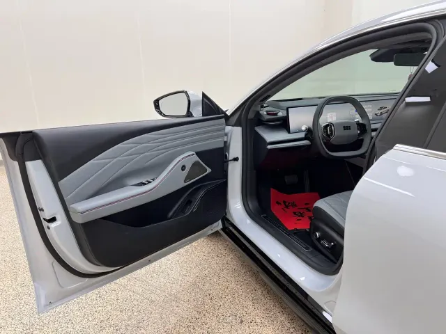 Geely Galaxy E8 — Фото автомобиля 12