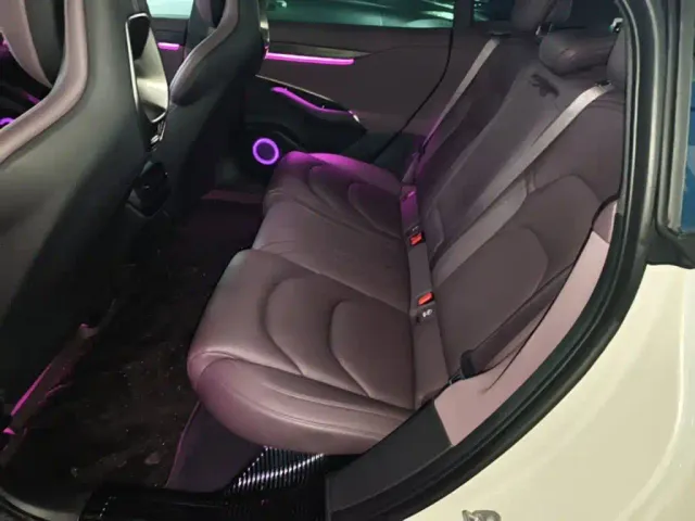 Xiaomi SU7 — Фото автомобиля 16
