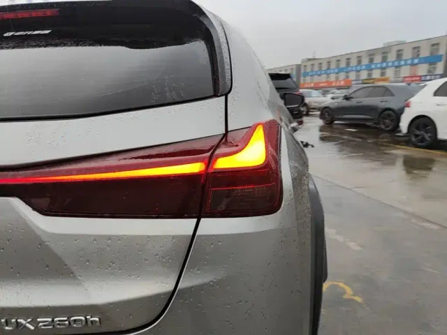 Lexus UX — Фото автомобиля 7