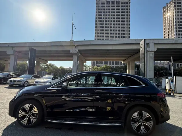 Mercedes-Benz EQE SUV — Фото автомобиля 3
