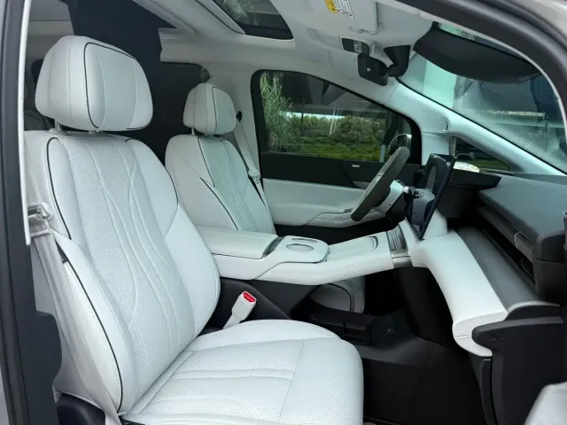Xpeng X9 — Фото автомобиля 12