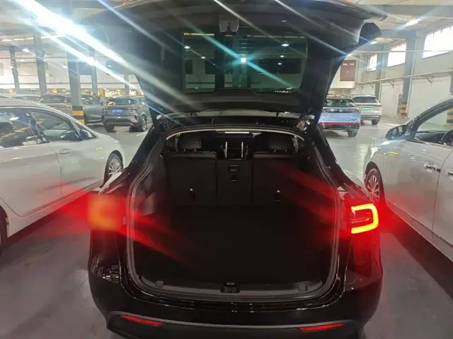 Tesla Model Y — Фото автомобиля 18