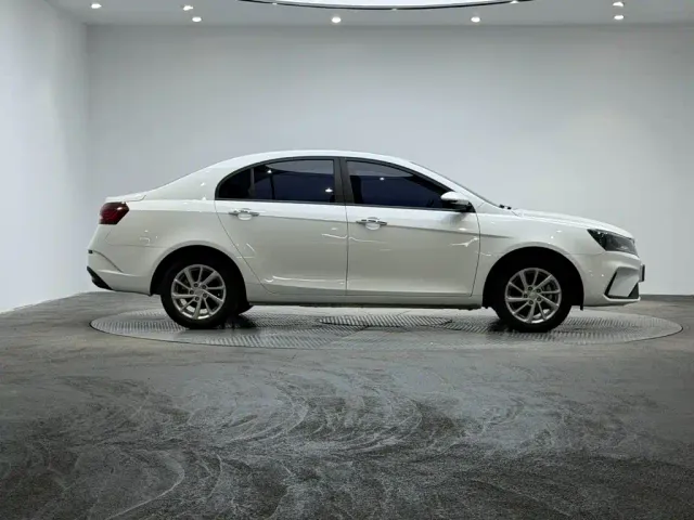 Geely Emgrand — Фото автомобиля 5