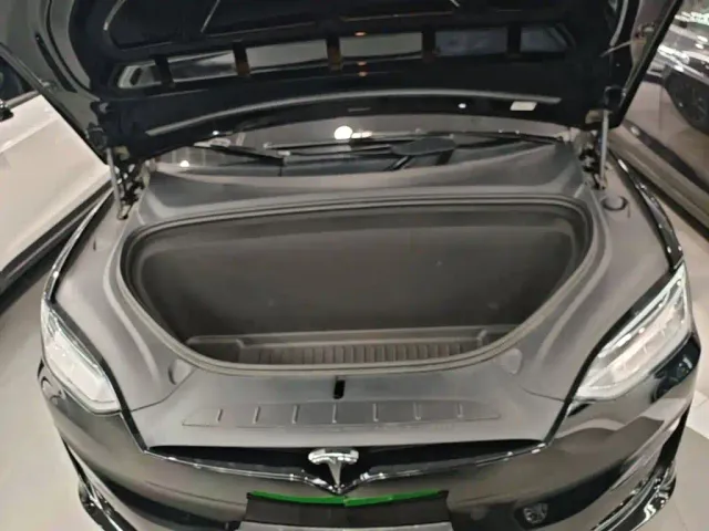 Tesla Model X — Фото автомобиля 15
