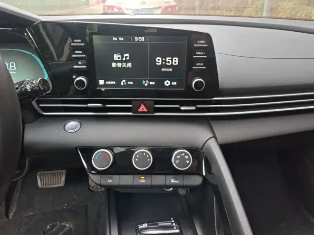Hyundai Elantra — Фото автомобиля 12