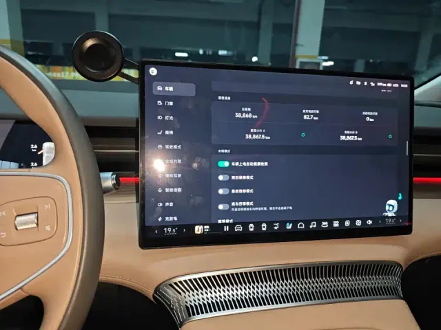 Xpeng X9 — Фото автомобиля 8