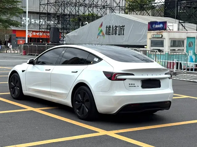 Tesla Model 3 — Фото автомобиля 5