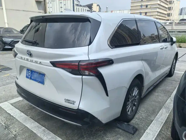 Toyota Sienna — Фото автомобиля 9