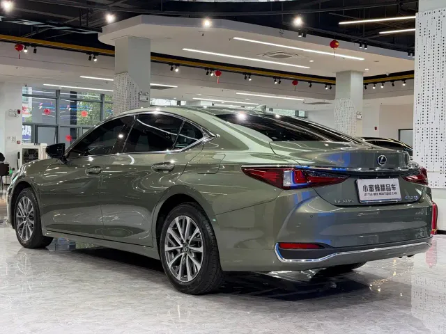 Lexus ES — Фото автомобиля 14