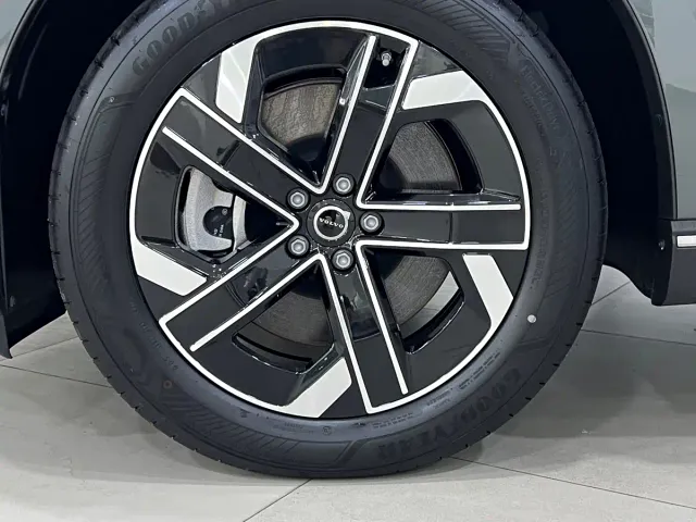 Volvo XC70 Plug-in Hybrid — Фото автомобиля 12