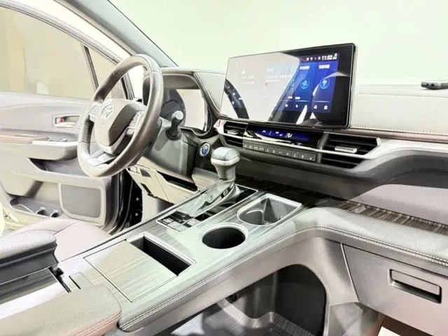 Toyota Sienna — Фото автомобиля 9