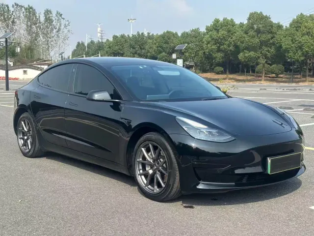 Tesla Model 3 — Фото автомобиля 3