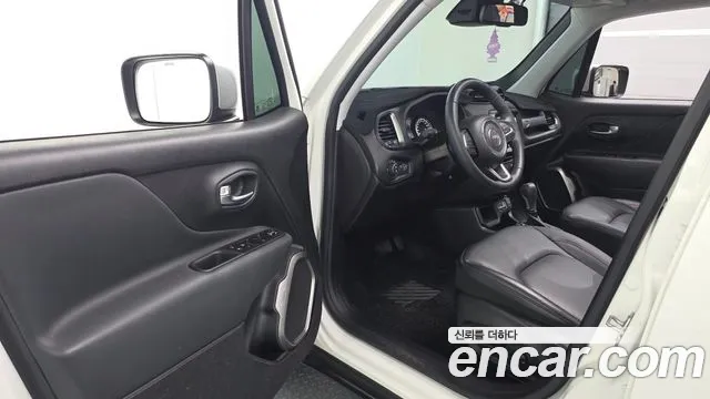 Jeep Renegade — Фото автомобиля 15
