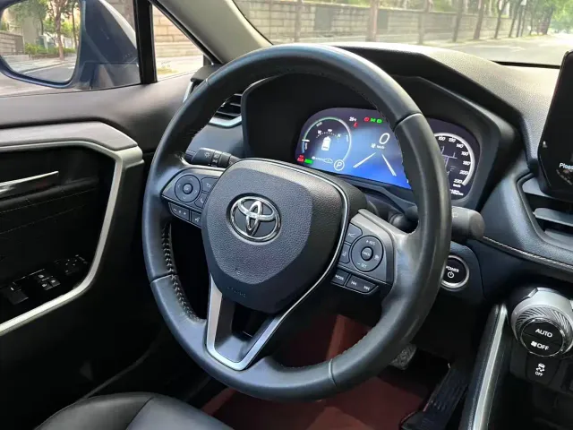 Toyota RAV4 — Фото автомобиля 4