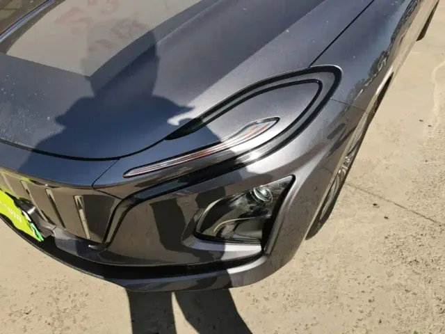 Hongqi E-QM5 — Фото автомобиля 23