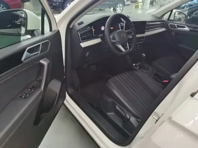 Volkswagen Tiguan L — Фото автомобиля 15