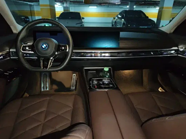 BMW i7 — Фото автомобиля 12