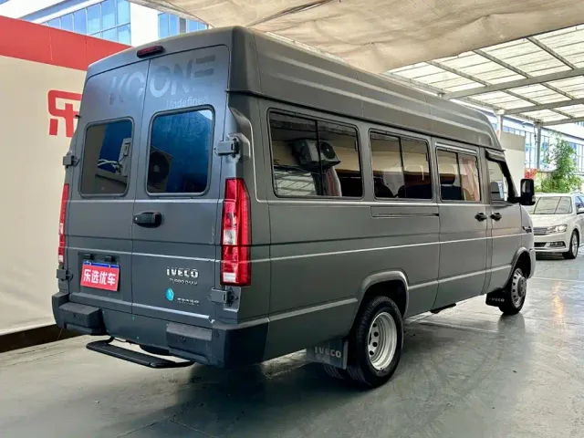 Iveco Iveco Daily 2023 2.5T V40 Van Long Wheelbase Medium Roof Dual Tire Sliding Door 2-3 Seats — Фото автомобиля 6