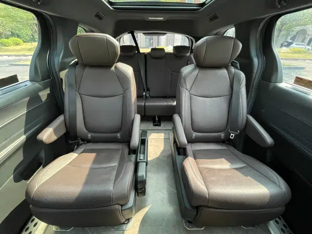Toyota Sienna — Фото автомобиля 13