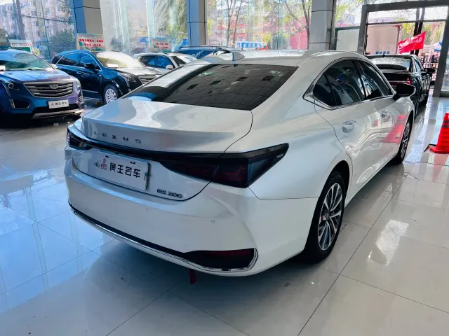 Lexus ES — Фото автомобиля 5