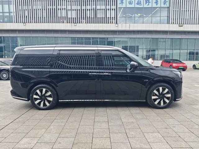 Volvo EM90 — Фото автомобиля 11