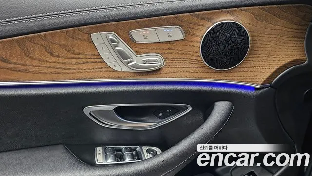 Mercedes-Benz E-Class — Фото автомобиля 3