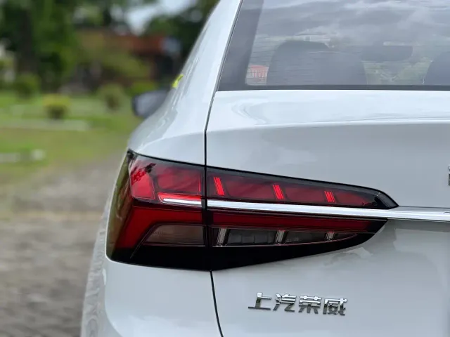 Roewe i5 — Фото автомобиля 30