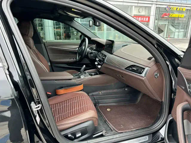 BMW 5 Series — Фото автомобиля 12