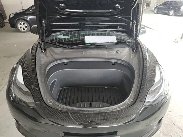 Tesla Model 3 — Фото автомобиля 19