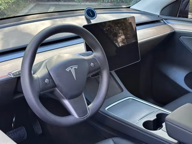 Tesla Model Y — Фото автомобиля 10