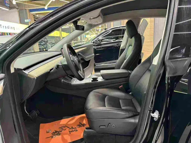 Tesla Model Y — Фото автомобиля 4