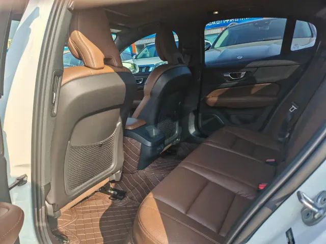 Volvo S60 — Фото автомобиля 5