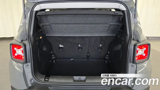Jeep Renegade — Фото автомобиля 20