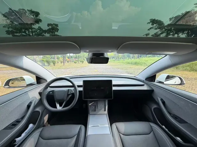 Tesla Model 3 — Фото автомобиля 13
