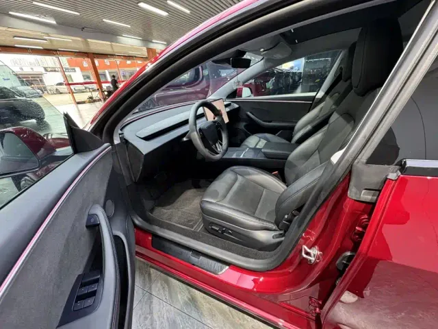 Tesla Model 3 — Фото автомобиля 14