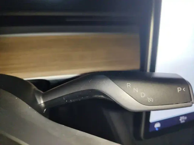 Tesla Model 3 — Фото автомобиля 13