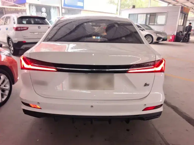 Roewe i5 — Фото автомобиля 5