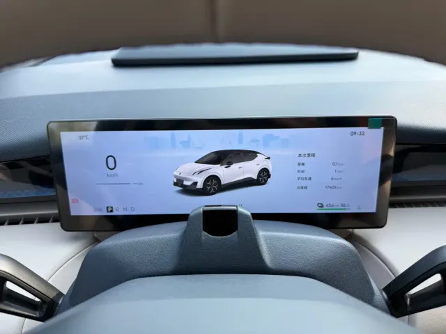 Lynk & Co Z20 — Фото автомобиля 6