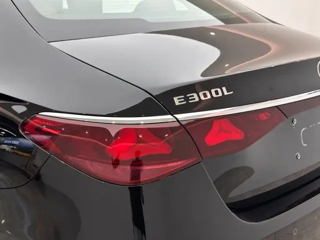 Mercedes-Benz E-Class — Фото автомобиля 21