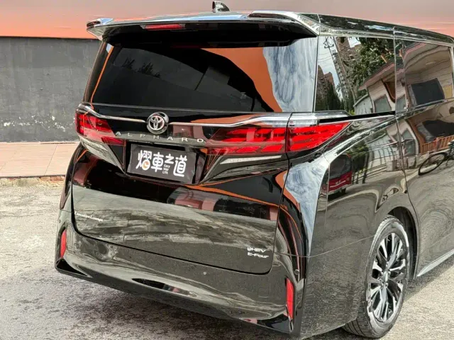 Toyota Alphard — Фото автомобиля 29